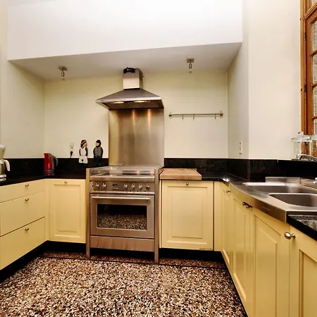 Beautiful Castle House In With Spacious Garden, Cleaning Included